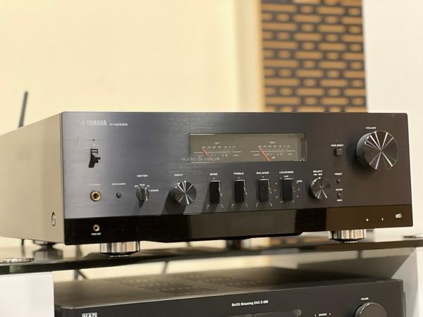 Yamaha R-N2000A hálózati sztereó erősítő